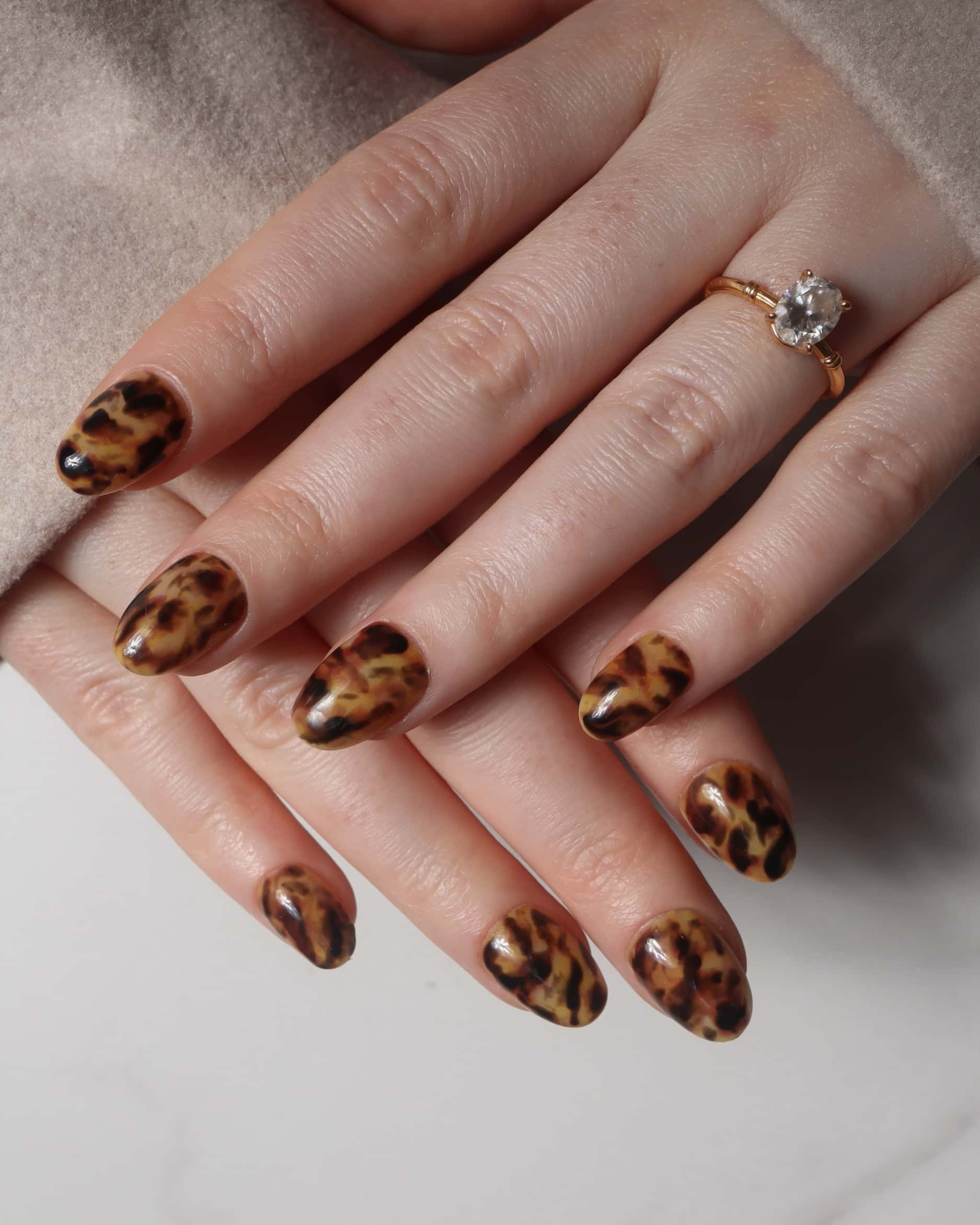 Inglass nails classic tortoiseshell nails. Tortoiseshell nail art. Fall 2025 nails. Reusable nail extensions set. 