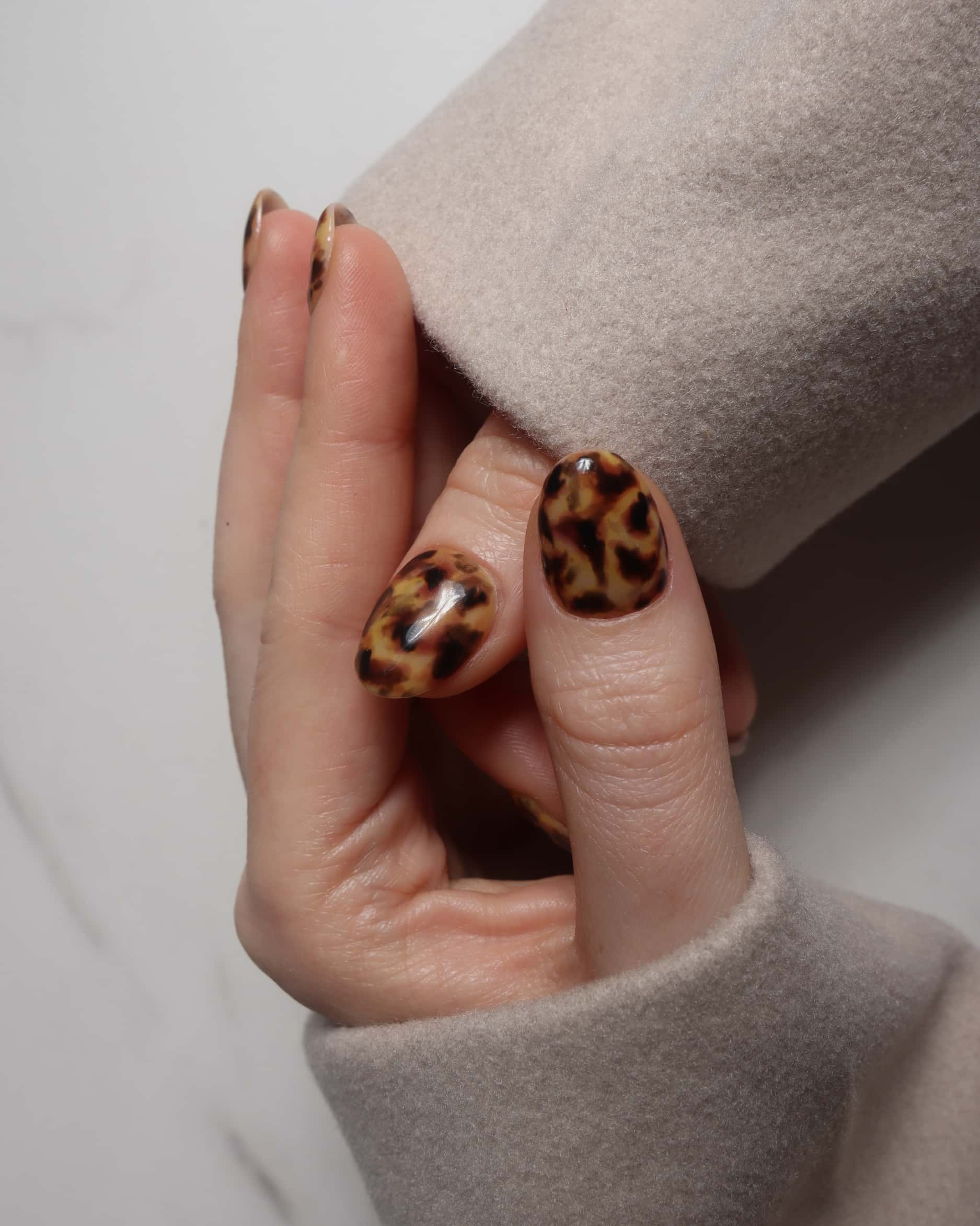 Inglass nails classic tortoiseshell nails. Tortoiseshell nail art. Fall 2025 nails. Reusable nail extensions set. 