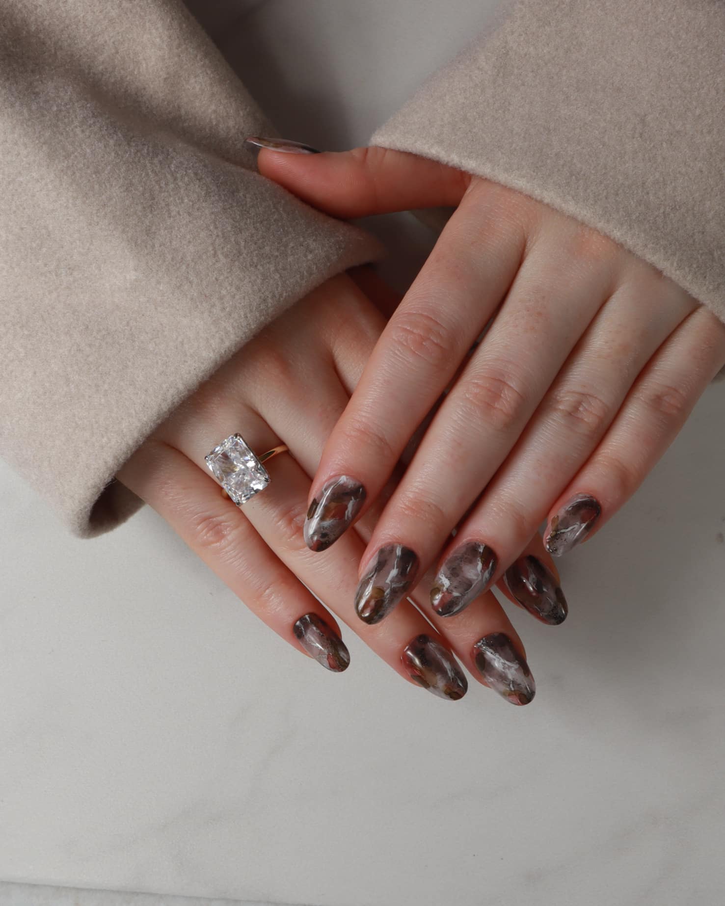 Marble nails. Reusable nail extensions by Inglass nails.